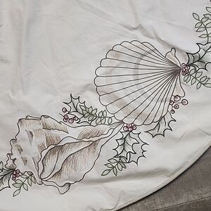 Elegant Holiday Seashell Tree Skirt